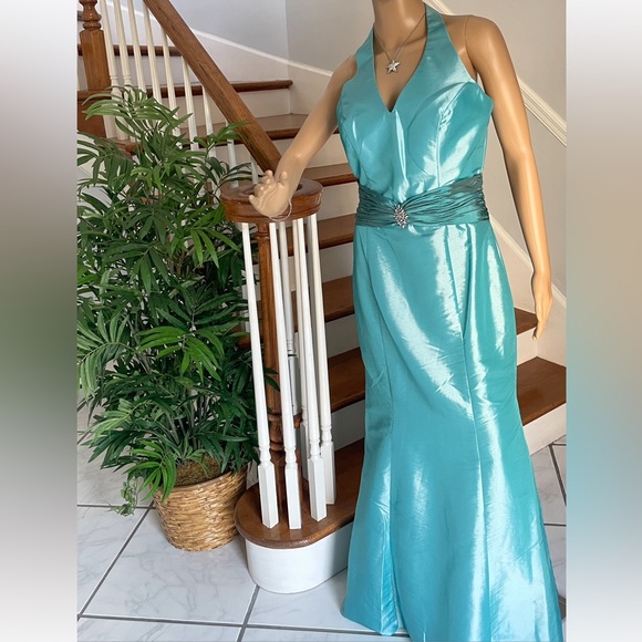 Beautiful Turquoise/Mardi Formal Gown by Private Collection Size 10 - Picture 4 of 13